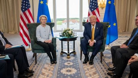 Droits de douane : l’UE suspend ses mesures de riposte après s’être fait tordre le bras par Donald Trump