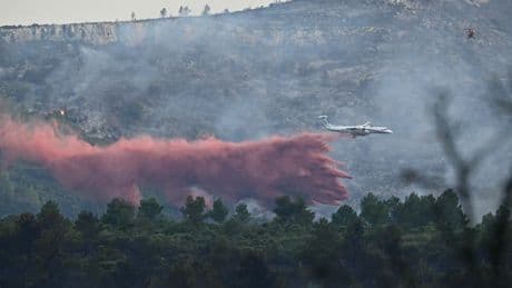 Incendie dans l'Aude: le feu, qui a parcouru plus de 16.000 hectares, continue de progresser mais "diminue d'intensité"