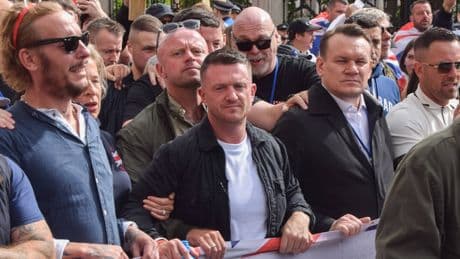 Réseaux sociaux et soutiens étrangers : comment Tommy Robinson assoit son idéologie d’ultra-droite en Angleterre