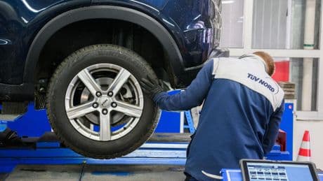 Für mehr Verkehrssicherheit: Plan aus Brüssel: EU-Kommission will alte Autos öfter zum TÜV schicken