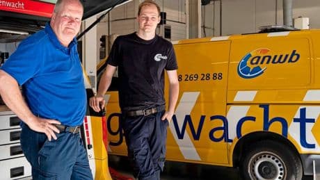Vader Henk en zoon Michel repareerden auto’s na verwoestende hagelbui boven Gardameer: ’Mooi avontuur’