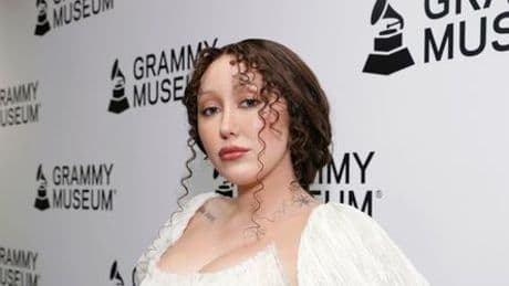 Noah Cyrus: Schauspielerin will von den Gerüchten um ihre Familie nichts wissen