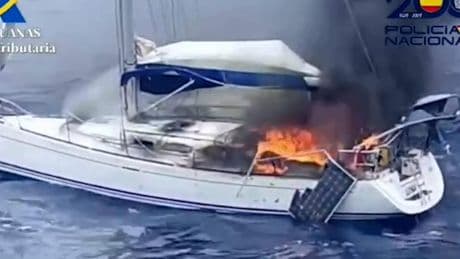 Spectaculair beeld: Nederlander zwaar gewond nadat hij ‘drugsboot’ in de fik zet