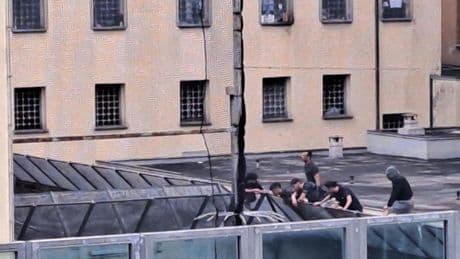 Rivolta in carcere a Marassi, forze dell'ordine sul posto: almeno un ferito | Foto | Aggiornamenti