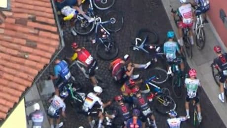 Así fue la caída que ha dinamitado el Giro de Italia: Ayuso, Roglic y Bernal, cortados