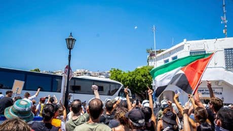 Massive Proteste gegen israelisches Kreuzfahrtschiff – Demonstranten werfen Flaschen auf Touristen