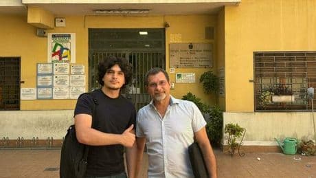 Padre (di 56 anni) si diploma insieme al figlio a Frosinone, e prende un voto più alto: «Ci siamo scambiati gli appunti»