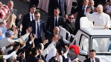 Leo XIV.: Papst Leo erstmals mit Papamobil auf Petersplatz