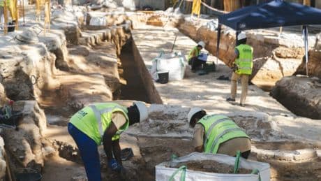 Hallazgo histórico en las obras de La Rambla: hallan 50 metros de la muralla medieval del siglo XIV