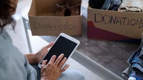 Bargain hunter gobsmacked after finding £1.5k inside pocket of commonly donated item