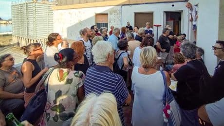 Imperia, l’adunata dei camalli che vogliono salvare il porto di Oneglia: protesta in Comune contro il voto | Video