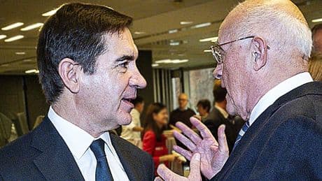 La figura del 'caballero blanco' resucita en la recta final de la OPA de BBVA por Sabadell: rumores de fusión y "movimientos políticos"