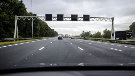 Mag je op de vluchtstrook stoppen om te plassen?