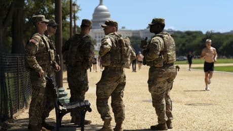 Trump impone una era coercitiva: menos inmigración por las redadas y la Guardia Nacional solo se moviliza en ciudades demócratas