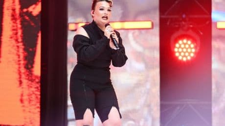 Raye praises ‘amazing’ Lola Young after technical glitch left her in tears