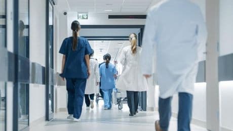 Euskadi califica de «opa hostil» la oferta de Cantabria para captar a médicos de familia