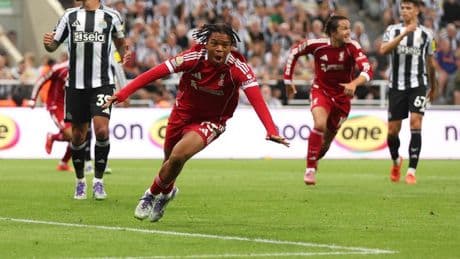 Rio Ngumoha, de 16 años, rescata al Liverpool en el 100' en un partido loco