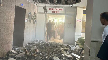 Türkiye depremi konuşurken... 8 yıldır çürük olan hastanenin tavanı çöktü!