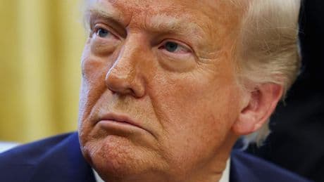 100 jours de Trump : la Maison-Blanche place sur sa pelouse des «mugshots» d’immigrés accusés de crimes