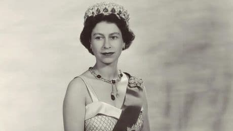 Una gran exposición repasará los 'looks' más icónicos de Isabel II, como su vestido de novia o el de su coronación