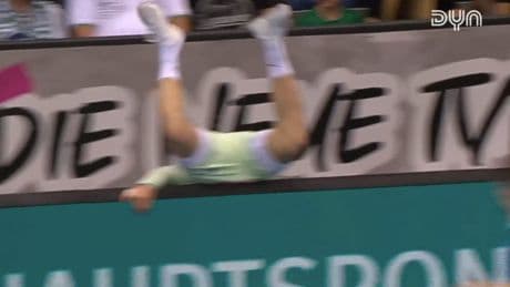 Schreck bei Füchse-Sieg - Nach Foul! Welthandballer fliegt über Werbebande