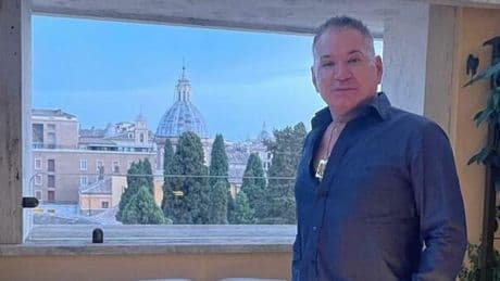 Morta dopo la liposuzione, altre accuse contro Lizarraga: «Usava grappa come anestetico, mi operò sul divano di casa»
