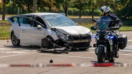 Investita da un'auto pirata a Milano, morta una 71enne: 4 ragazzini in fuga hanno lasciato la macchina (rubata)