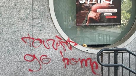 El 'Tourists Go Home' llega a las calles de Madrid: pintadas en las paredes y 'chivatazos' a pisos turísticos ilegales