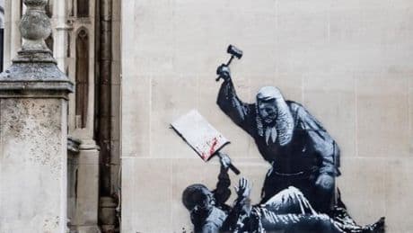 Banksy Londra sokaklarına döndü: 'Eylemciye tokmakla vuran yargıç' eseri Adalet Sarayı'nın duvarında