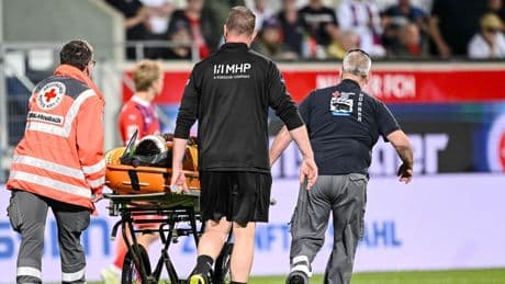 Verletzt abtransportiert: Heidenheim sorgt sich nach heftigem Zusammenstoß um Torwart Müller