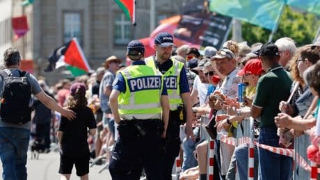 Mann zeigt bei ESC-Eröffnung Kopf-ab-Geste und sorgt für Eklat
