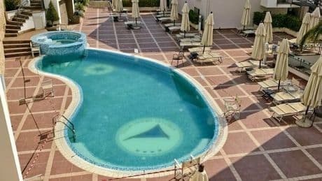 Caucana, bimbo di due anni sfugge al controllo dei genitori e annega nella piscina di casa