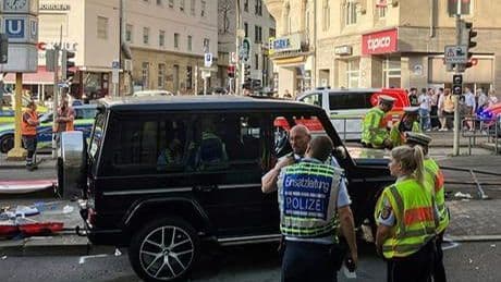Almanya'nın Stuttgart kentinde bir araç kalabalığın içine daldı: Yaralılar var