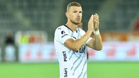 Edin Dzeko, imzayı atıyor