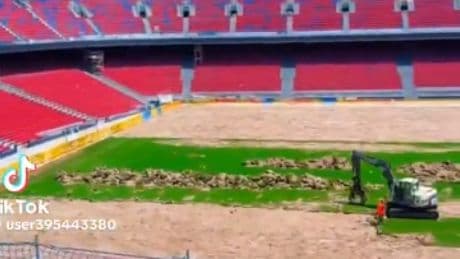 El césped del Spotify Camp Nou, casi quitado