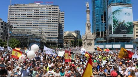 Decenas de asociaciones salen a la calle con el apoyo de PP y Vox para exigir elecciones a Sánchez