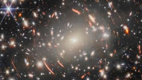 Le télescope James-Webb capture une nouvelle image de l’Univers profond, dévoilant les toutes premières galaxies