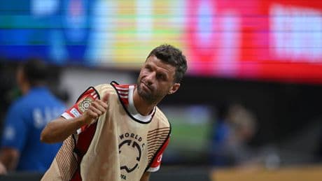 Fußballstar mit neuem Look: Thomas Müller überrascht mit Schnurrbart im Bayern-Training