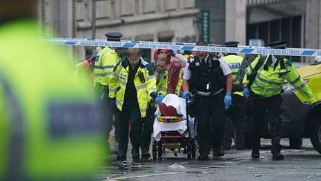 Fahrer festgenommen - Auto fährt in Liverpools Meister-Parade