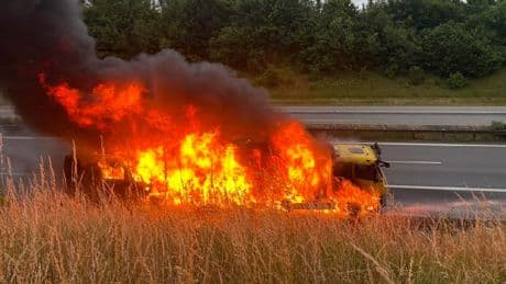 Feuer-Inferno auf der A 20 - Autotransporter auf Ostsee-Autobahn abgefackelt