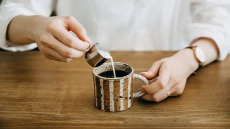 Kaffee oder Milch zuerst? Das ist die einzig richtige Reihenfolge