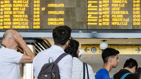 Sciopero dei trasporti ad agosto: gli stop per aerei, bus e treni. Ecco quando e le fasce di garanzia