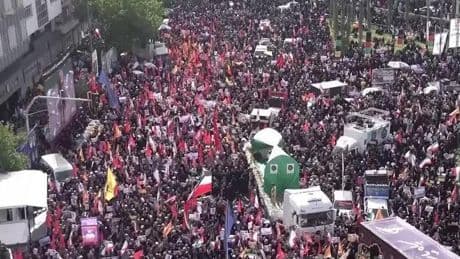 İran Tahran'da kayıplarını uğurladı