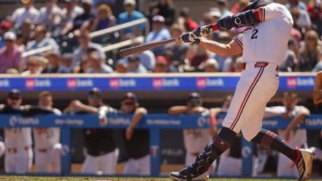 Lee's double in 8th leads Twins to win over Orioles for series sweep