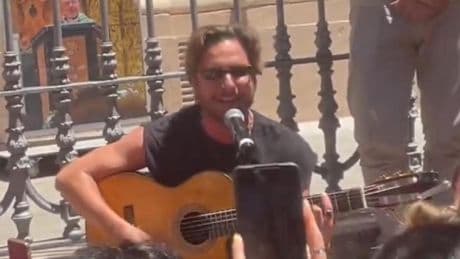 Manuel Carrasco sorprende a sus fans con un concierto improvisado en la plaza del Salvador, en el centro de Sevilla