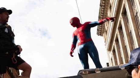 Tom Holland: Schauspieler zeigt sich im neuesten Spiderman-Anzug am Set von »Spiderman: Brand New Day«