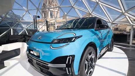 Nissan Micra elettrica, com’è fatta la sesta generazione gemella diversa di Renault 5