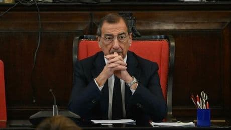 Beppe Sala indagato, il sindaco assediato: no alle dimissioni. Schlein lo chiama: «Siamo con te»