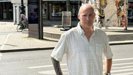 Nach einem schweren Unfall sucht ein Radfahrer nach der Schuldigen