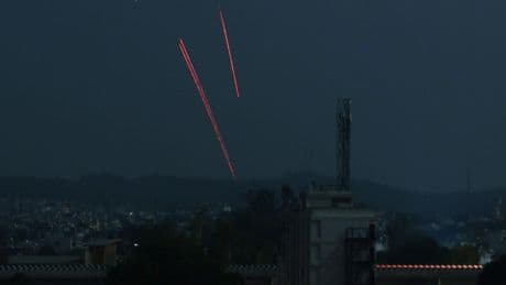 Pakistán ataca bases aéreas indias con misiles y drones, en una nueva escalada del conflicto